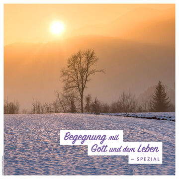 Titelmotiv der "Begegnung mit Gott (Advent 2022): Landschaft mit leichtem Schnee und diffusem Sonnenlicht